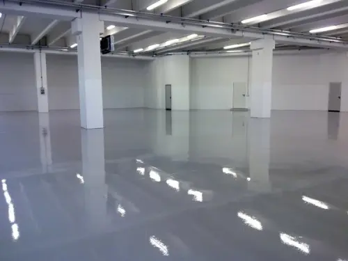 I vantaggi dei pavimenti industriali in resina