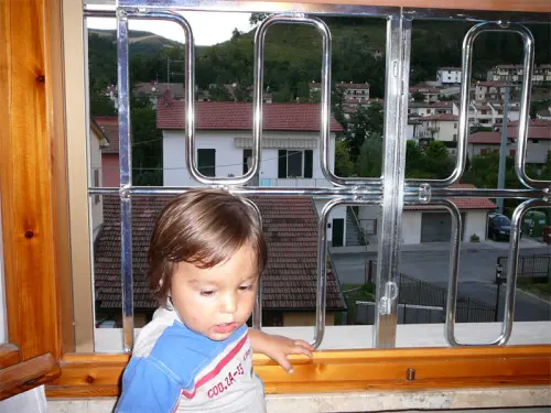 Protezione per finestre con tapparelle anticaduta.