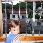 Protezione per finestre con tapparelle anticaduta.